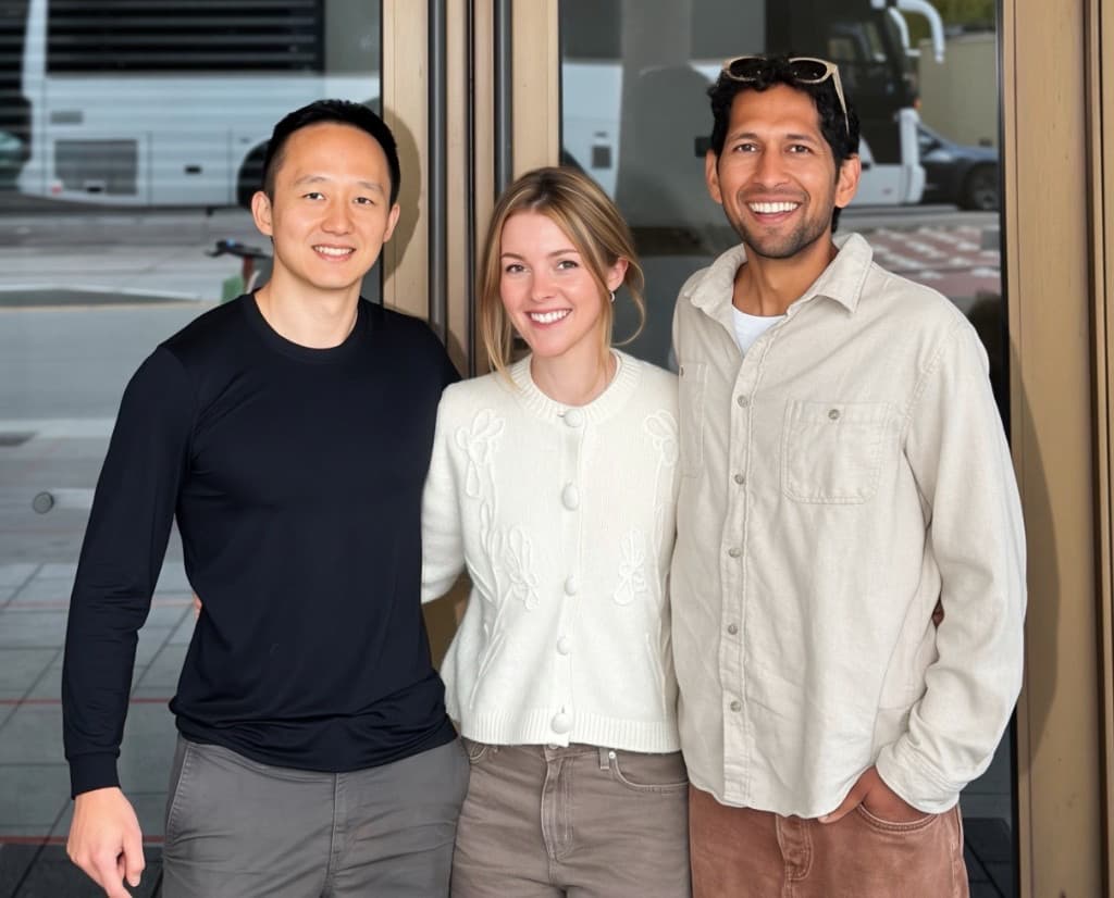 Mike, Laura y Jason frente a las oficinas de OpenAI en San Francisco, 2024